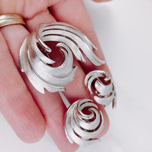 VTG Signed Crown TRIFARI Silver Tone Brooch Earrings Set MCM 50s-60s Clip-Ons - Picture 9 of 9